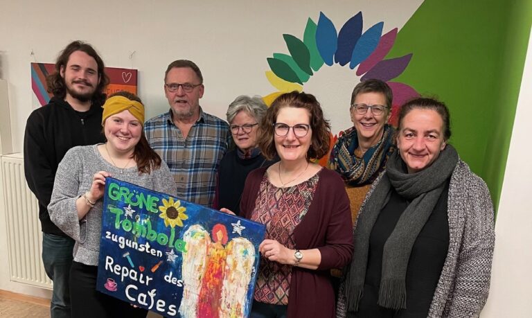 Erlös der grünen Adventszauber-Tombola an das Repaircafe der Kolpingfamilie übergeben
